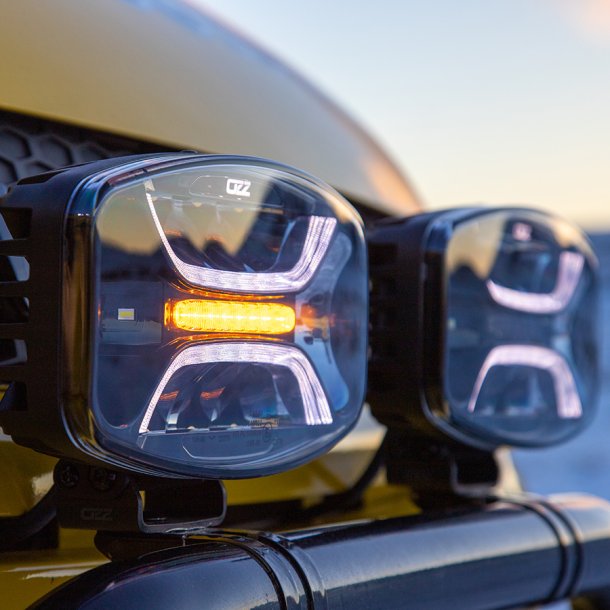 OZZ Oval fjernlygte med gult og hvidt positionslys, samt blitz. Ref. 50, Hvidt hus